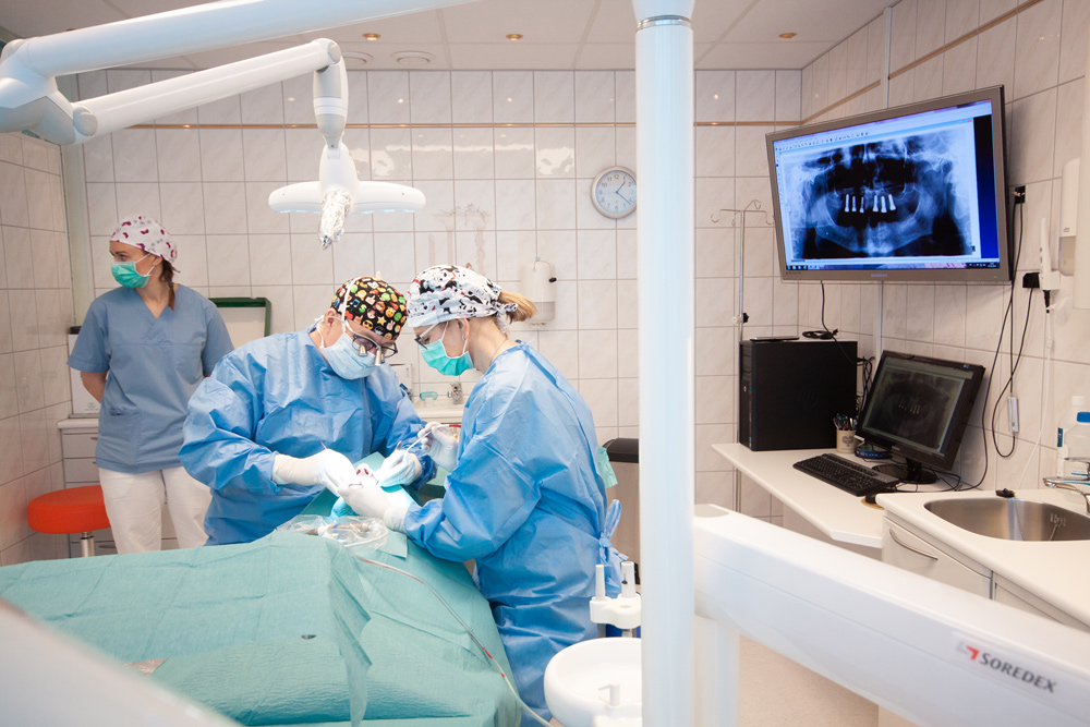 I operasjonssalen hos Tannlege Alstad utføres implantatbehandling med stor suksess, med moderne utstyr og dyktige spesialister.